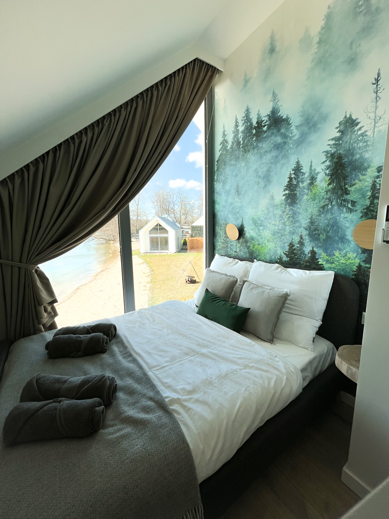 Jak wybrać idealne osłony okienne do każdego typu wnętrza?