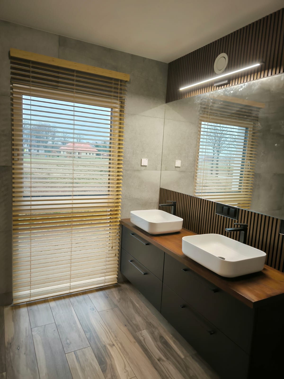 Rolety czy żaluzje: które rozwiązanie wybrać?